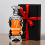 KARAFKA DO WHISKY Z GRAWEREM DLA ŚWIADKA URODZINY 18-99 PREZENT DLA NIEGO