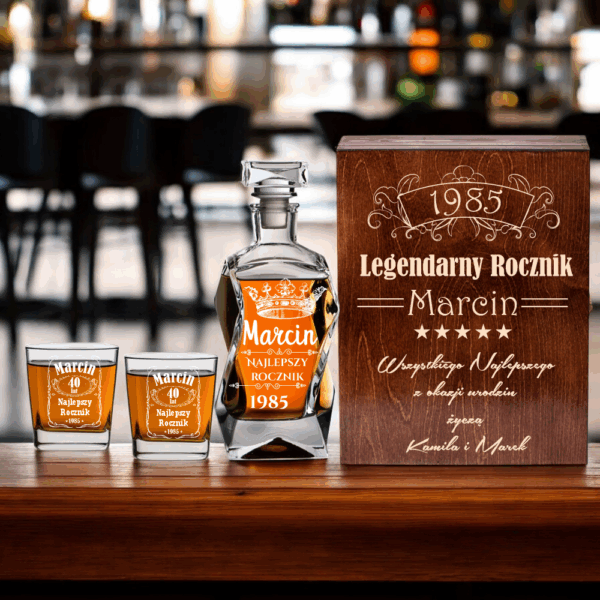 SKRZYNKA KARAFKA SZKLANKI DO WHISKY Z GRAWEREM URODZINY WIECZÓR KAWALERSKI
