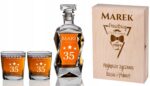 SKRZYNKA KARAFKA SZKLANKI DO WHISKY Z GRAWEREM! URODZINY 18-99 DLA ŚWIADKA