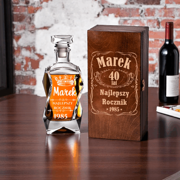 SKRZYNKA KARAFKA DO WHISKY Z GRAWEREM!