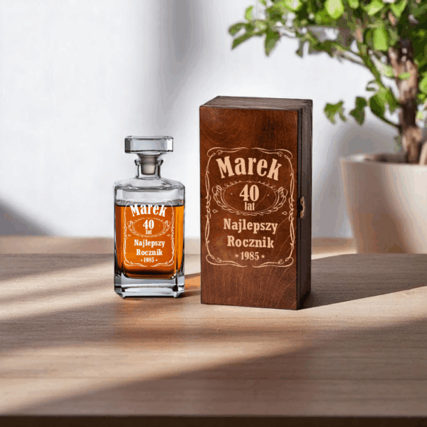 SKRZYNKA KARAFKA DO WHISKY Z GRAWEREM!