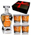 Karafka i 4 szklanki do whisky z grawerem w pudełku prezentowym.