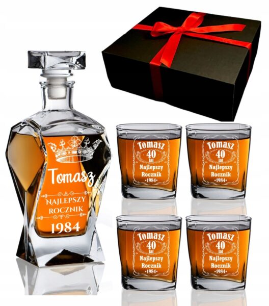 Karafka i 4 szklanki do whisky z grawerem w pudełku prezentowym.