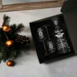 Karafka na wino i kieliszki z złtym paskiem i z grawerem