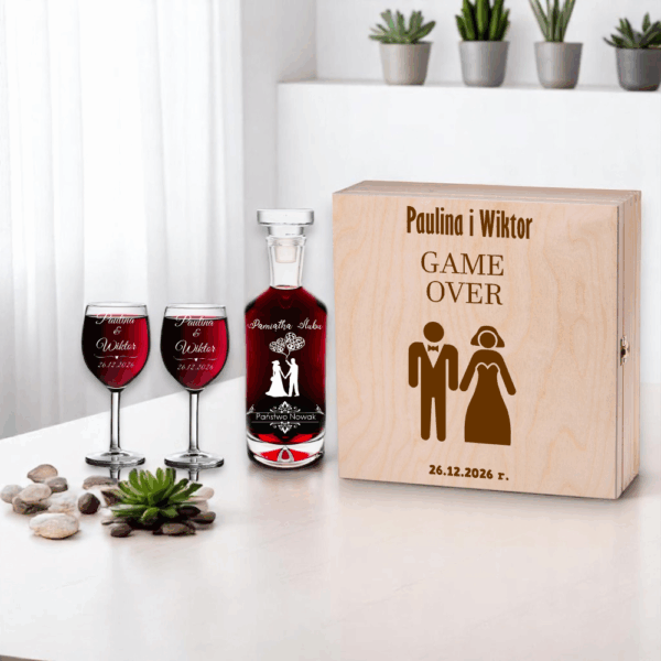 SKRZYNKA KARAFKA KIELISZKI Z GRAWEREM